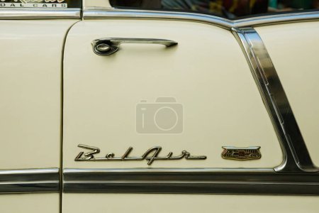 Foto de Detalle de un Chevrolet BelAir clásico antiguo en una feria de coches al aire libre con espacio para copias - Imagen libre de derechos