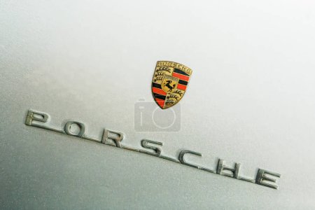Foto de Primer plano de plata Porsche Spyder Sportscar emblema con espacio de copia - Imagen libre de derechos