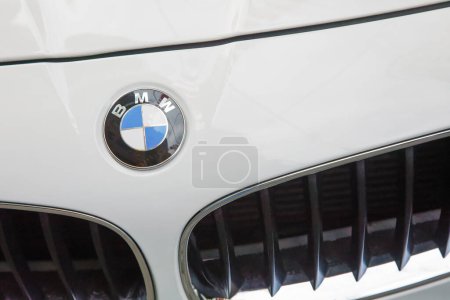 Foto de Primer plano del emblema blanco de BMW en frente de un coche de lujo alemán con espacio para copias - Imagen libre de derechos