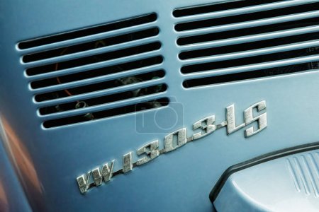Foto de Detalle de cerca de un Volkswagen VW 1303-LS azul vintage con espacio para copiar - Imagen libre de derechos