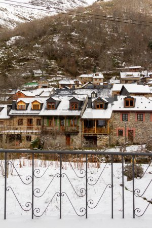 Verschneite Häuser in einem malerischen Bergdorf