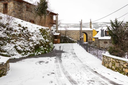 Foto de Calles de piedra nevada y edificios en un pintoresco pueblo en la provincia española de Len, llamado Colinas del Campo - Imagen libre de derechos