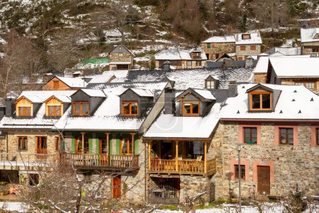 Verschneite Häuser in einem malerischen Bergdorf