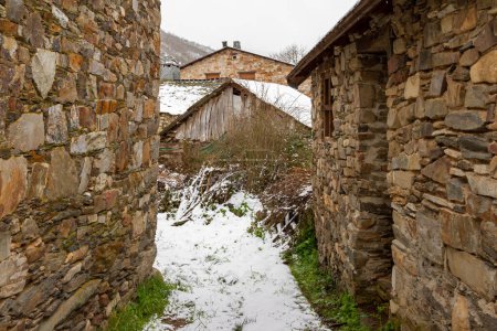 Foto de Snowy stone streets and buildings in a picturesque town in the Spanish province of Len, called Colinas del Campo - Imagen libre de derechos