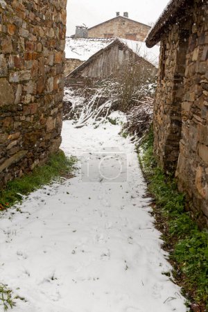 calles de piedra nevada y edificios en un pintoresco pueblo en la provincia española de Len, llamado Colinas del Campo