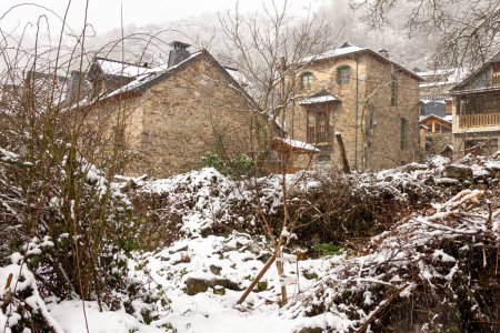 Téléchargez les photos : Rues et bâtiments en pierre enneigée dans une ville pittoresque de la province espagnole de Len, appelée Colinas del Campo - en image libre de droit