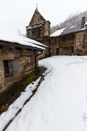 Foto de Snowy stone streets and buildings in a picturesque town in the Spanish province of Len, called Colinas del Campo - Imagen libre de derechos