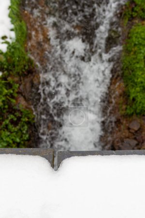Wasserfall im Wald einer malerischen verschneiten Stadt in der spanischen Provinz Len, genannt Colinas del Campo