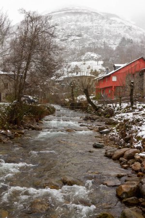 schneebedeckter Fluss in einer wunderschönen Bergstadt