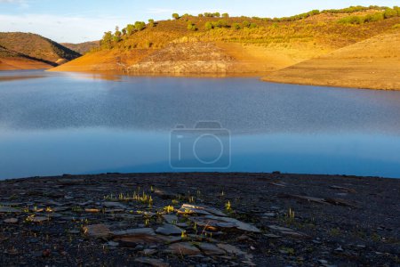 Foto de Un pantano vacío debido a la sequía causada por el cambio climático - Imagen libre de derechos