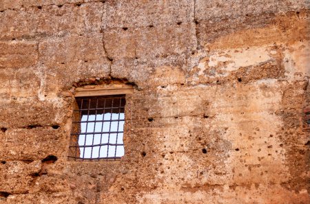 Altes Fenster der Burg Burgalimar, einer Festung des Kalifats, die im 10. Jahrhundert auf einem kleinen Hügel über der Stadt Baos de la Encina im Norden der Provinz Jan (Andalusien, Spanien) erbaut wurde)