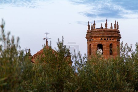 Der Uhrturm der Kirche von Baos de la Encina, im Norden der Provinz Jan (Andalusien, Spanien))
