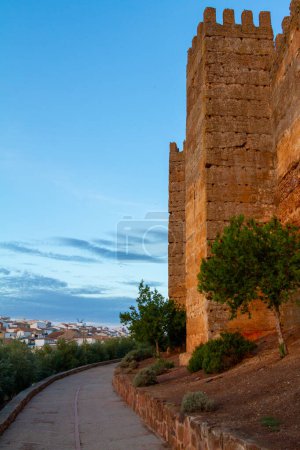 Burgalimar Burg, Festung des Kalifats, erbaut im 10. Jahrhundert auf einem kleinen Hügel über der Stadt Baos de la Encina, im Norden der Provinz Jan (Andalusien, Spanien)