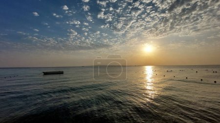 Téléchargez les photos : Boat at Sea Sunrise Background - en image libre de droit