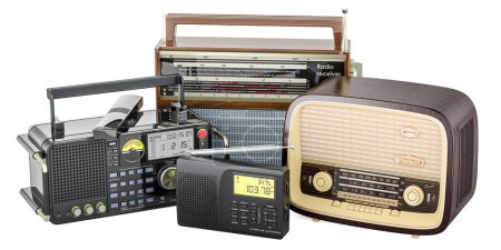 Foto de Radio vintage y receptor de radio digital moderno. Evolución de la radio, concepto. Representación 3D aislada sobre fondo blanco - Imagen libre de derechos