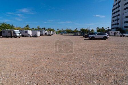 Téléchargez les photos : Camping-cars et camping-cars parking à la aire libre à Vinaros, Costa del Azahar Espagne sous le beau soleil et le ciel bleu - en image libre de droit