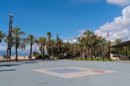 Foto de La plaza de las Comunidades Autónomas con las banderas de las comunidades autónomas españolas que acoge a muchos turistas que vienen a Salou - Imagen libre de derechos