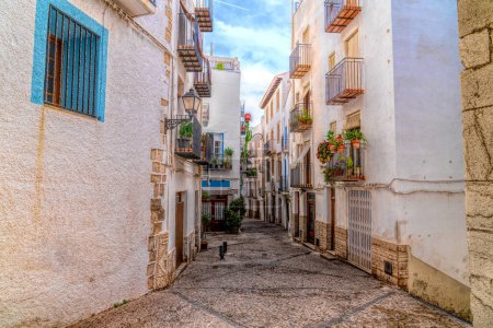 Foto de Casco antiguo Peñíscola calles estrechas y tiendas dentro de las murallas del castillo Castellón provincia Costa del Azahar España - Imagen libre de derechos