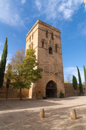 Téléchargez les photos : Torre Abacial building connu sous le nom de Tour des Abbés dans la ville de Laguardia Rioja Alavesa région Espagne le mardi 25 Octobre 2022 - en image libre de droit