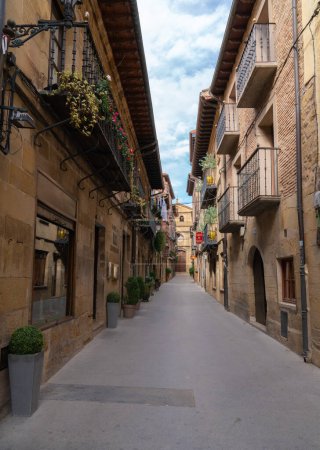 Téléchargez les photos : Rues étroites dans la ville historique de Laguardia Rioja Alavesa région Espagne le Mardi 25 Octobre 2022 - en image libre de droit