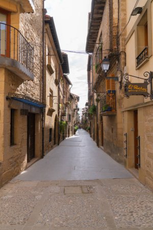 Foto de Tiendas y cafés y bares en las estrechas calles de la histórica ciudad de Laguardia Rioja Alavesa el martes 25 de octubre de 2022 - Imagen libre de derechos