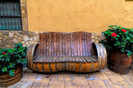 Banco asiento hecho de barricas de vino Falset casco antiguo Priorat Cataluña España famosa por su vino