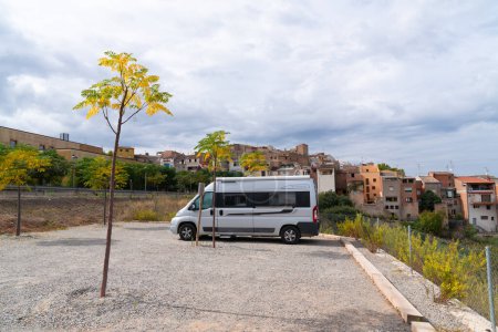 Téléchargez les photos : Camping-car et camping-car garés dans la zone de aire libre espagnole El Masroig Espagne Catalogne Province de Tarragone le Vendredi 7 Octobre 2022 - en image libre de droit