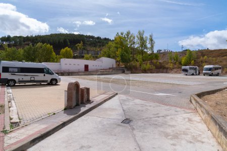 Téléchargez les photos : Point de service avec eau et élimination des déchets Espagnol aire of Area Briviesca, Burgos Province, Castilla y Leon, Espagne le Mardi 27 Septembre 2022 - en image libre de droit