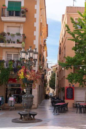 Foto de Casco antiguo de Cambrils con cafeterías y calles estrechas Cambrils España Costa Dorada Tarragona el lunes 3 de octubre de 2022 - Imagen libre de derechos