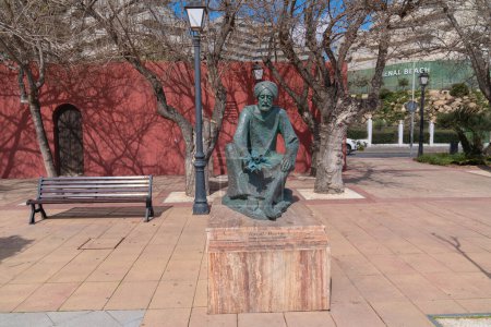 Foto de Estatua de Ibn al-Baytar botánico y farmacólogo en el paseo marítimo Benalmádena, España, Costa del Sol el viernes 24 de febrero de 2023 - Imagen libre de derechos