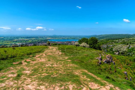 Téléchargez les photos : Chemin pour marcher jusqu'au sommet de Cheddar Gorge Somerset Angleterre Royaume-Uni Anglais vue sur la campagne au réservoir - en image libre de droit