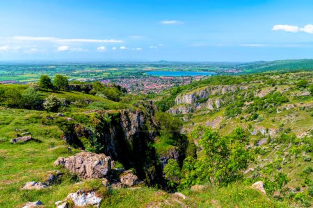 Téléchargez les photos : Vue de la gorge de Cheddar vers le réservoir de Cheddar Somerset Angleterre Royaume-Uni belle campagne anglaise - en image libre de droit