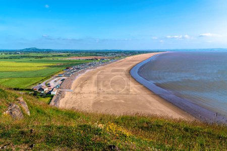Téléchargez les photos : Brean plage Somerset Angleterre destination touristique au Royaume-Uni avec ciel bleu - en image libre de droit