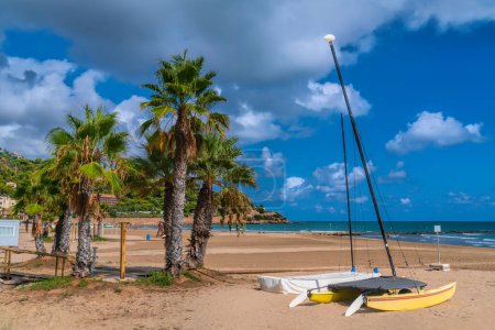 Foto de Benicassim España con palmeras y barco en la Costa del Azahar en verano popular destino turístico español - Imagen libre de derechos