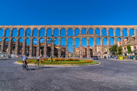Foto de Ciclistas visitando el famoso acueducto romano Segovia, Castilla y León, España el miércoles 30 de agosto de 2023 - Imagen libre de derechos