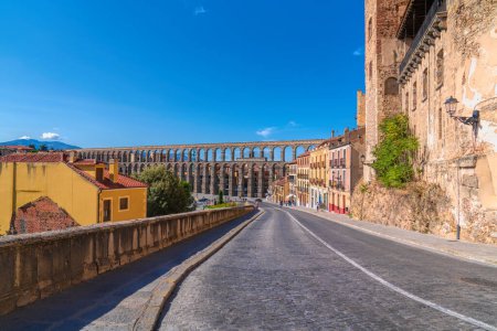 Foto de Camino que lleva al Acueducto Romano Segovia España - Imagen libre de derechos