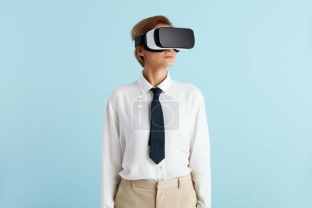 Foto de Businesswoman enfocado que intenta VR. Retrato de niña Descubriendo nuevas tecnologías con auriculares de realidad virtual, visión futurista 3d. Tiro de estudio interior aislado sobre fondo azul - Imagen libre de derechos