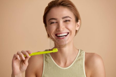 Foto de Dientes blancos sanos. Primer plano retrato de hermosa mujer sonriente feliz con fresca sonrisa perfecta cepillar los dientes usando cepillo de dientes con pasta de dientes. Concepto de Salud Dental. Imagen de alta resolución - Imagen libre de derechos