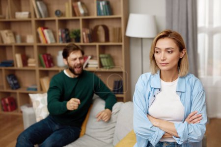 Téléchargez les photos : Couple Having Argument At Home. Angry Spouses Dont Speak With Each Other. Frustrated Husband And Annoyed Wife Quarrelling About Bad Marriage Relationships - en image libre de droit