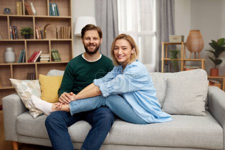 Téléchargez les photos : Romantic Couple Embracing Sofa. Happy Couple Relaxing On Couch At Home. Smiling Loving Spouses Resting In Cozy Living Room Interior, Embracing On Sofa, Enjoying Weekend Time Together - en image libre de droit