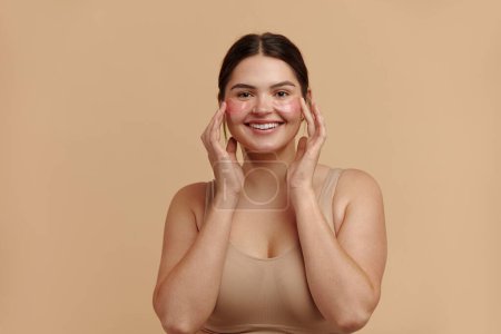 Téléchargez les photos : Under Eye Patches. Closeup Of Plus Size Woman With Natural Makeup And Healthy Fresh Skin Posing With Collagen Hydrogel Eye Patches Under Eyes. High Resolution - en image libre de droit