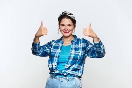 Téléchargez les photos : Smiling Woman Showing Big Fingers Isolated. Happy Plus Size Girl Looking at Camera with Toothy Smile and Showing Thumb Up, Approval Sign, Satisfied with Service, Good Feedback. Indoor Shot - en image libre de droit