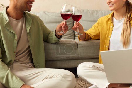 Téléchargez les photos : Happy Couple Clinking Wineglasses. Smiling Spouses Drinking Wine at Home. They Are Smiling And Drinking Their Drinks. Date And Love Concept - en image libre de droit