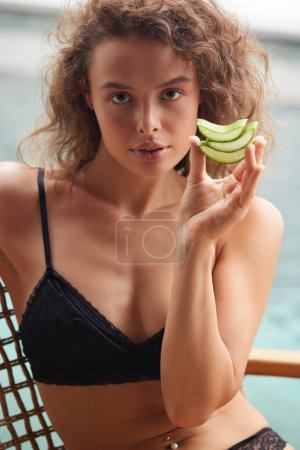 Téléchargez les photos : Aloe Woman. Girl Holding Slices Of Fresh Juicy Aloe Vera Leaf Near Her Face. Tender Brunette With Natural Makeup And Perfect Skin. Organic Cosmetic For SPA Therapy - en image libre de droit