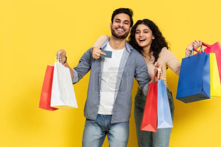 Happy Couple Shopping avec Sacs Colorés, Vente, Mode, Joyeux, Carte de crédit, Jeunes Adultes, Divers, Loisirs, Consommation