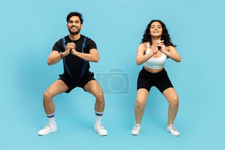 Téléchargez les photos : Exercice de conditionnement physique en couple actif Style de vie sain Entraînement athlétique Entraînement Gym Vêtements de sport Wellness Strength - en image libre de droit