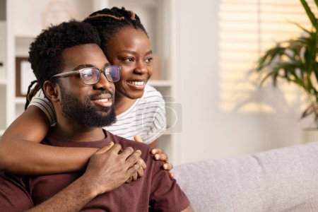 Téléchargez les photos : Couple affectueux embrassant à la maison, représentant l'amour, le bonheur et la convivialité avec un mode de vie confortable et confortable. - en image libre de droit