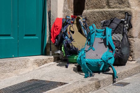 Téléchargez les photos : Sacs à dos de pèlerins empilés à la porte d'une auberge de pèlerins sur le Camino de Santiago. - en image libre de droit