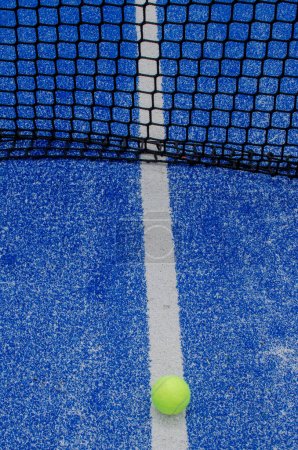 Téléchargez les photos : Vue d'une balle au-dessus de la ligne près du filet d'un court de paddle tennis - en image libre de droit