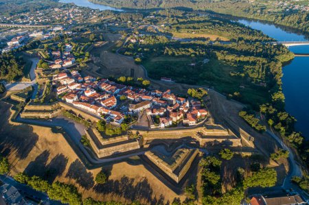 Zenitaler Blick auf einen Teil der Mauern der befestigten Stadt Valenca do Minho, Portugal.